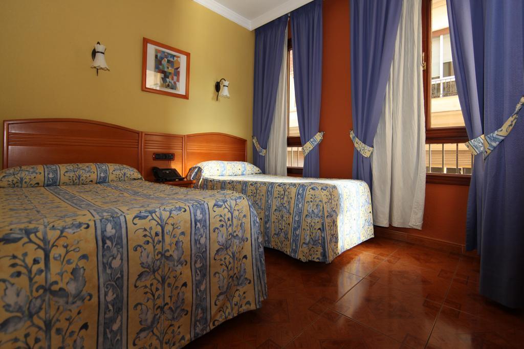 Hostal Victoria Malaga Room photo